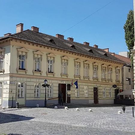 Stylish Historic Flat For 4 In Heart Of Oldbuda Budapest Exterior foto