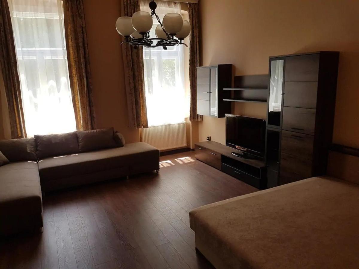 Stylish Historic Flat For 4 In Heart Of Oldbuda Budapest Exterior foto