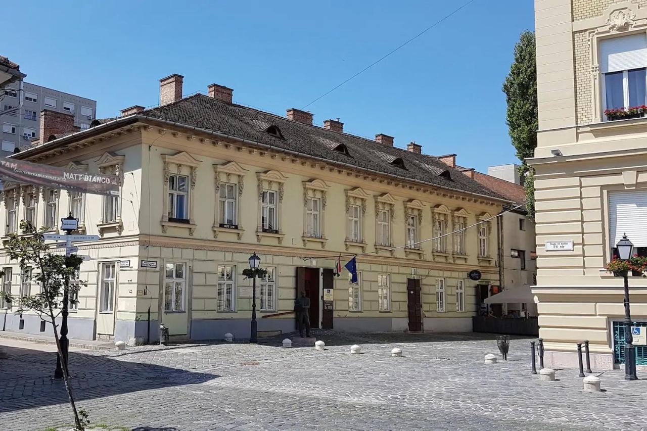 Stylish Historic Flat For 4 In Heart Of Oldbuda Budapest Exterior foto
